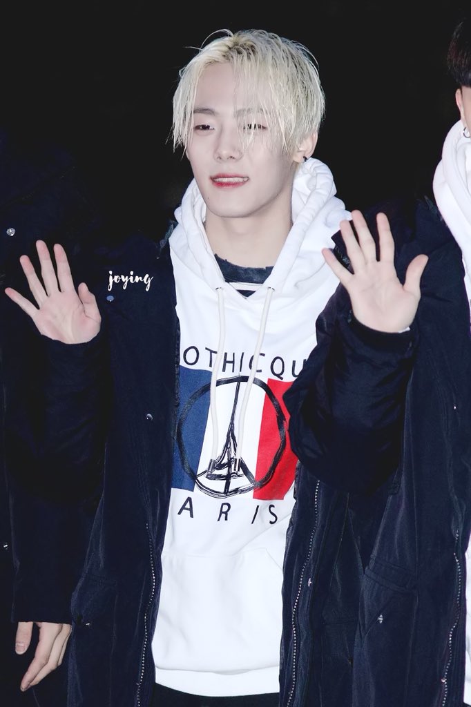 joying19960912's tweet photo. 20180105 뮤직뱅크 출근 #종인 #BLK_I #비엘케이 #BLK https://t.co/k4SlPS4wl3 https://t.co/FUC8EOPYhP