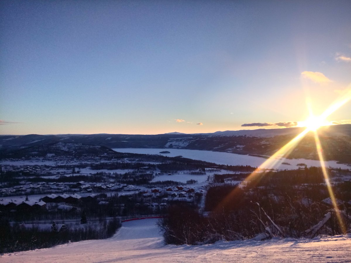 Beitostolen_ski's tweet photo. Heaven is.........a setting sun over a snow kissed landscape in a beautiful place called Beitostølen #settingsun #snowtopped #atpeace @Beitostolen @crystalski https://t.co/mcP4Z2ArbG