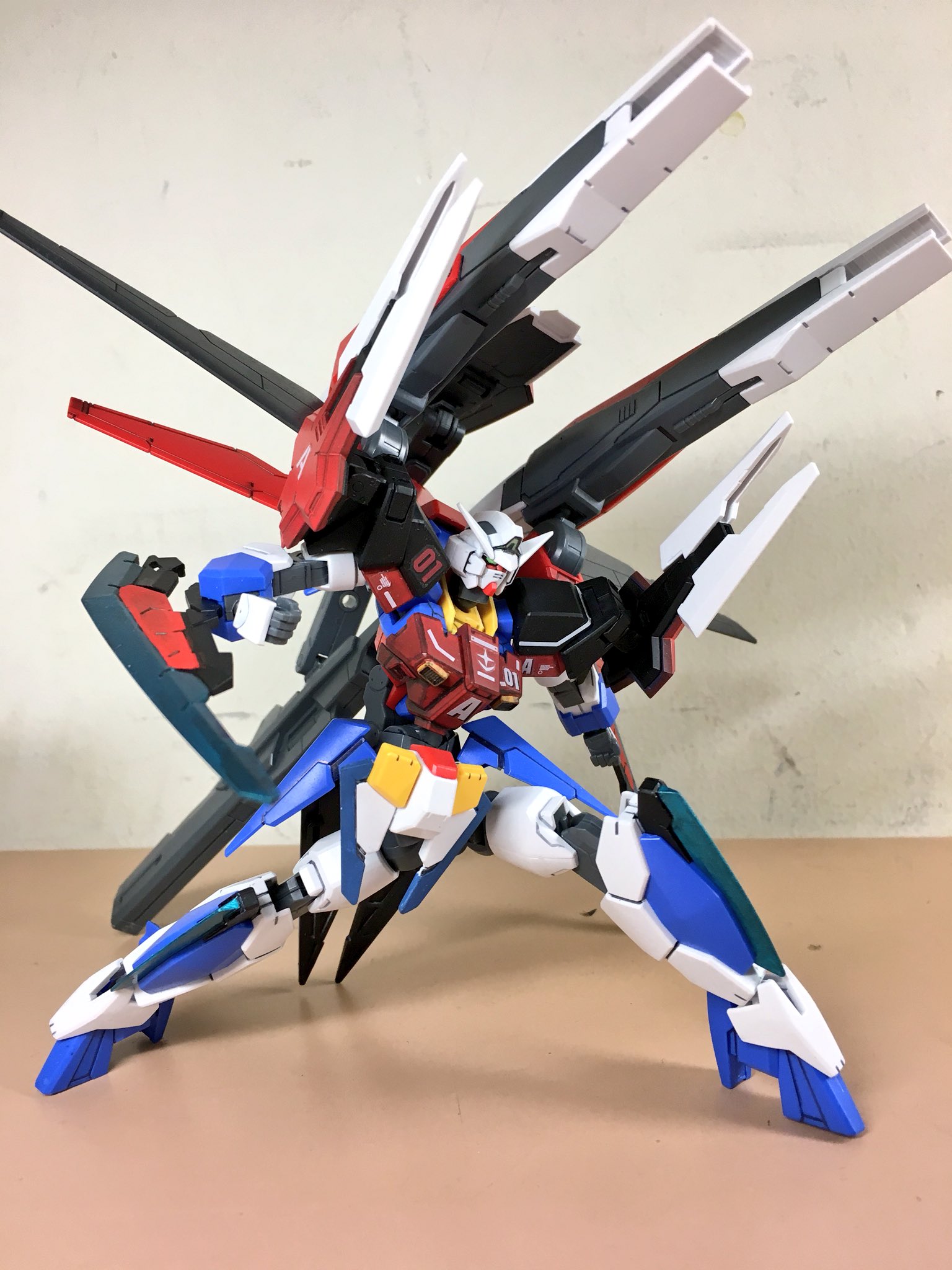 タビタ アドバンスage1 の遠距離戦 背面にマウントされた二門のグラストロランチャーと一門のシグマスキャノン そして肩部のシールドライフルが遠距離戦の要となる グラストロランチャーとシグマスキャノンを同時に発射するハイメガトライデントキャノン