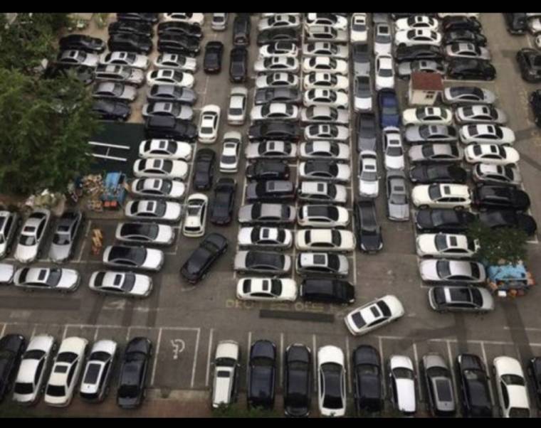 v1004v's tweet image. 경비아저씨들을 일괄해고 통보했다는 
압구정 현대아파트의 주차장이랍니다. 
그동안 경비아저씨들이 저 주차장 차량의 입출고를 해왔다네요. 
법이 바뀌어 발렛파킹 서비스 못하게 되자, 
가차없이 해고해 버리는 인성을 보였군요.