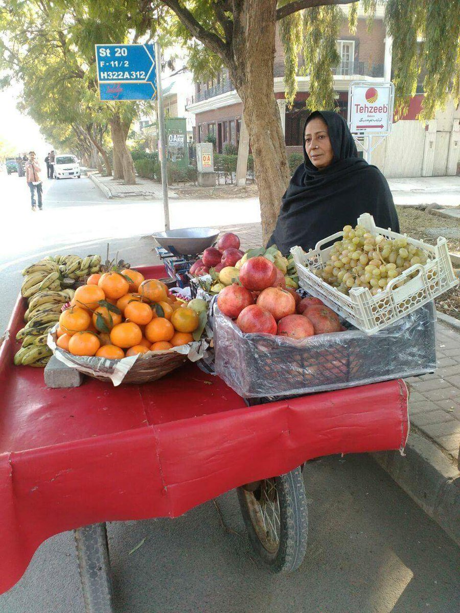 jalalsherazi's tweet photo. She is Yasmeen.She has 3 daughters and a son studying in class 2 and her husband have died.As she had no option, she herself is struggling to feed her kids though this struggle is not easy.She has a small amount from which she gets everyday fruits which she sells make someprofit https://t.co/LMXjU4hx6z