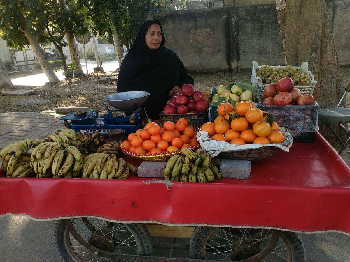 jalalsherazi's tweet photo. She is Yasmeen.She has 3 daughters and a son studying in class 2 and her husband have died.As she had no option, she herself is struggling to feed her kids though this struggle is not easy.She has a small amount from which she gets everyday fruits which she sells make someprofit https://t.co/LMXjU4hx6z