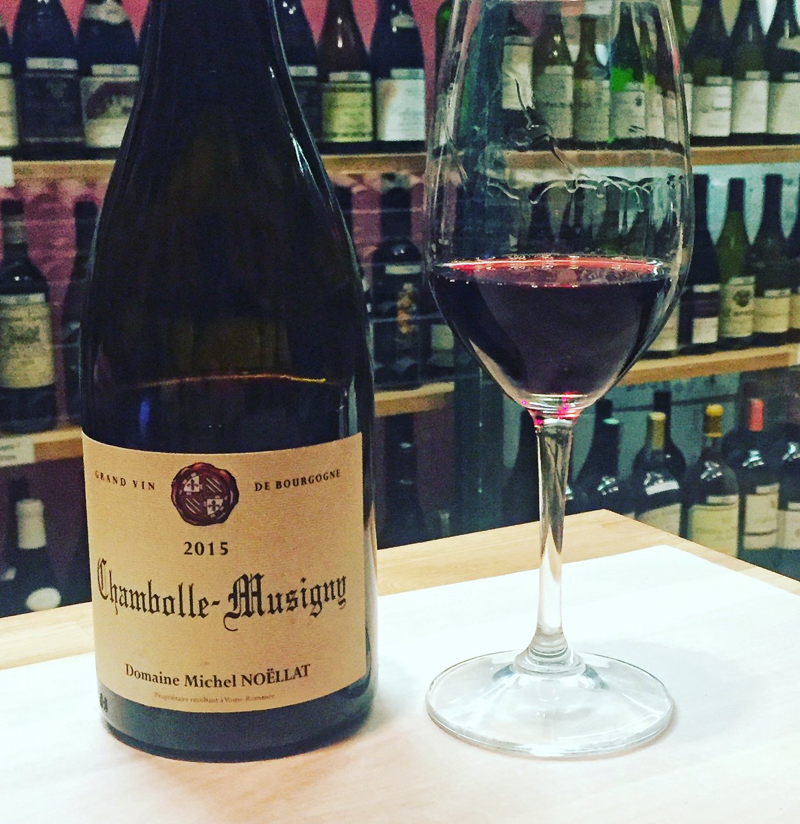 InVinoCom's tweet photo. Après une dure journée de labeur, un peu de réconfort avec ce joli Chambolle-Musigny soyeux et fin à souhait !

 🍷🍷🍷 #wine #burgundy #chambollemusigny #michelnoellat #pinotnoir #2015 #maisondesmillesimes #paris #stgermaindespres https://t.co/ctGMlBpQyo