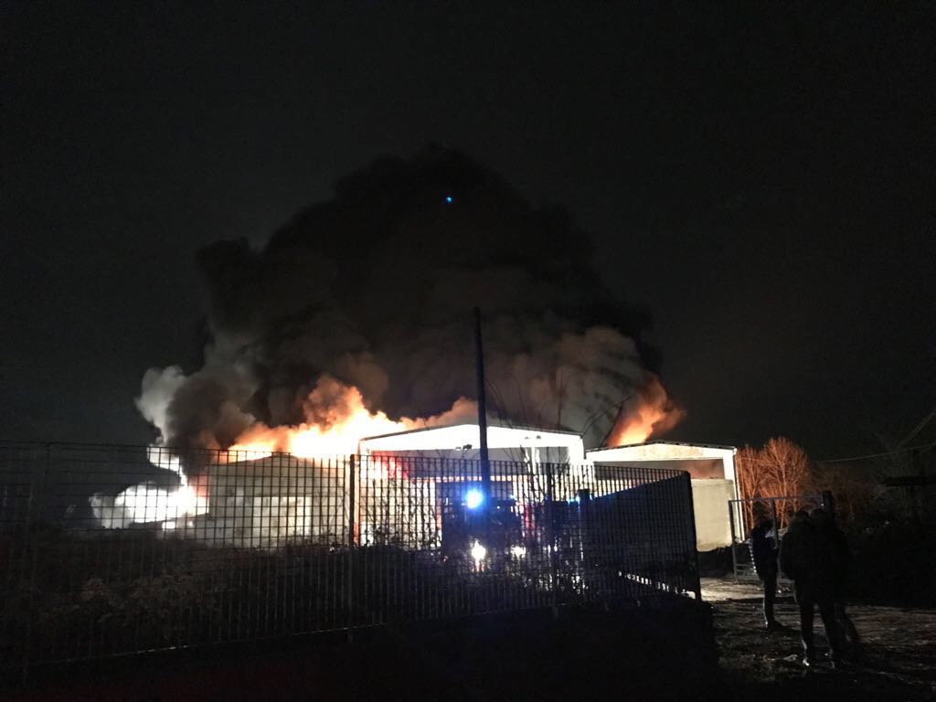 arpalombardia's tweet image. #Incendio #Corteolona #Arpa. Sul sito disponibili i primissimi dati. I valori sopra la soglia solo nella fase acuta e riferiti a esposizione prolungata. Continua il #monitoraggio non solo della qualità dell'aria ma anche su #acque e #terreni per totale sicurezza popolazione