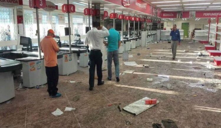 Qué pena ajena...así dejaron hoy los automercado se luego de arrasar con todo lo que quedaba.