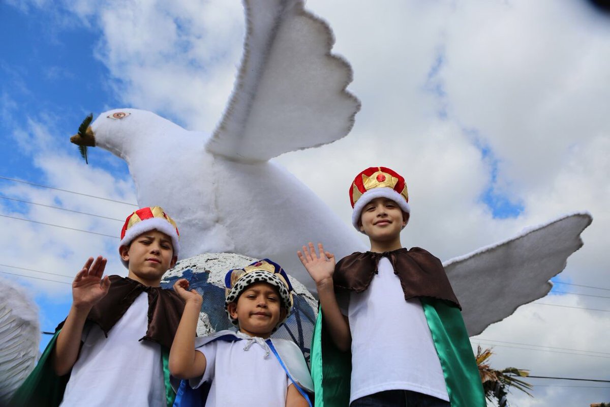 JuanOrlandoH's tweet photo. Con la alegría de nuestros niños y niñas inicia el colorido del Desfile de Carrozas y Bandas en #Tegucigalpa, como parte de las actividades de la #NavidadCatracha https://t.co/8l2mA28CRA
