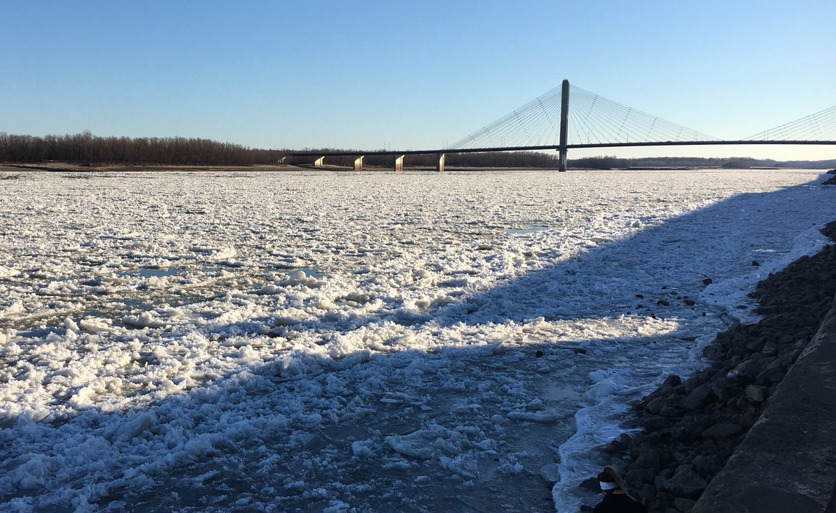 MABearHistorian's tweet photo. The mighty Mississippi River is almost frozen over at Cape Girardeau Mo. Home of @DaddyDoug_MA until I move back to @MountAiryNC to be near my @GraniteBears https://t.co/MBwuxZPLcP