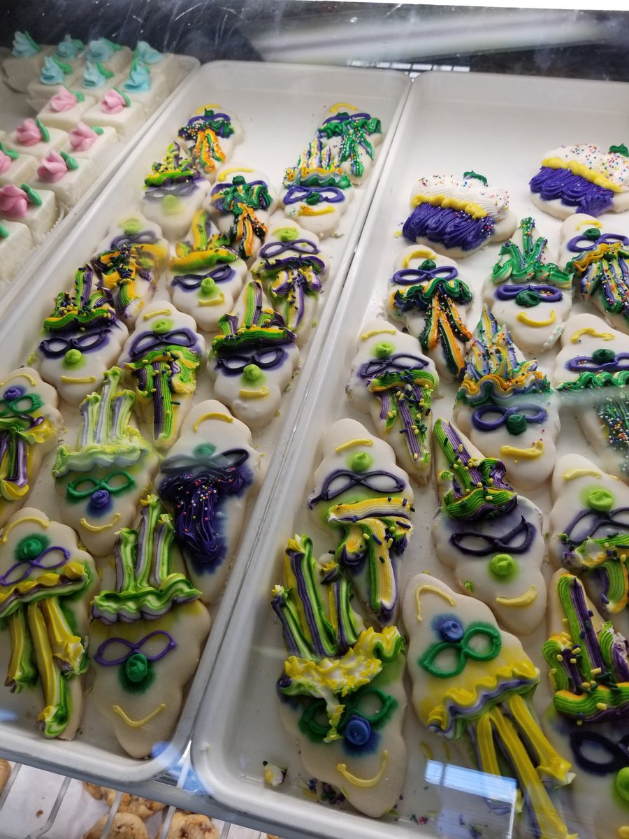 bmac34420's tweet photo. #Pollmans knows 12th night has passed. Bring on #mardigras2018 Right after this nap. https://t.co/LOgK5MYc47