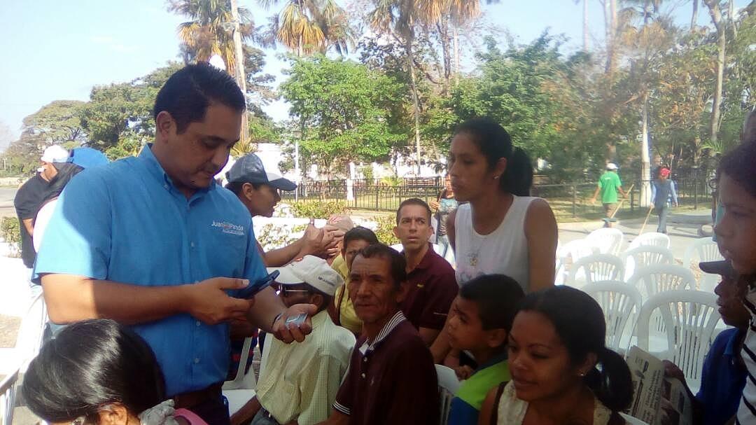 paradacreativo's tweet photo. Continuamos escaneando carnet de la Patria para llevar la suprema felicidad a nuestro pueblo con el bono de reyes gracias a @NicolasMaduro

#JuanParadaAlcalde
#PeñaBienParada https://t.co/1zPDIHVqEb