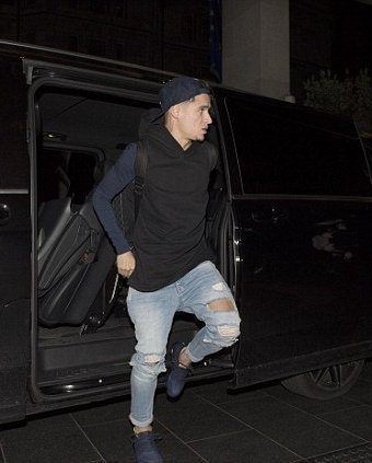 styxcipher's tweet photo. Coutinho has arrived in Barcelona [pic via @barcagalaxy] https://t.co/IAyxO4LVW9