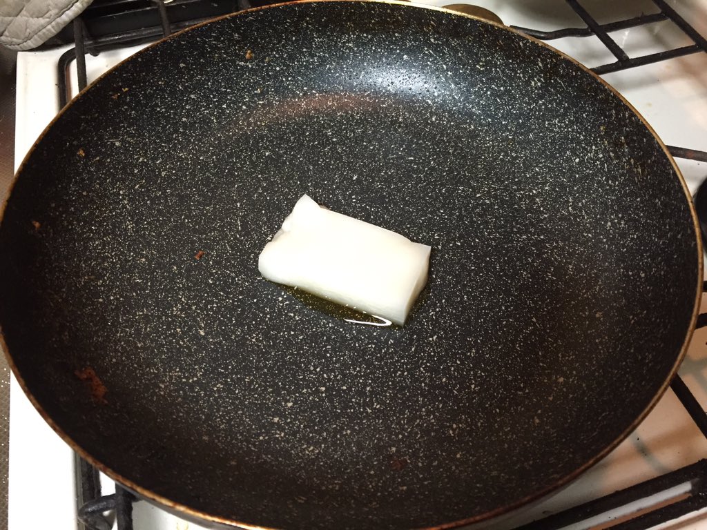 Siva 硬くなった餅が一個だけ残った時の食べ方 軽くチンしてからフライパン で弱火で延ばしながら焼きます 途中でたっぷりチーズを乗せひっくり返して溶けたチーズの油で揚げ焼きしながらひたすら延ばします 巨大なカリカリチーズせんべいが出来上がります