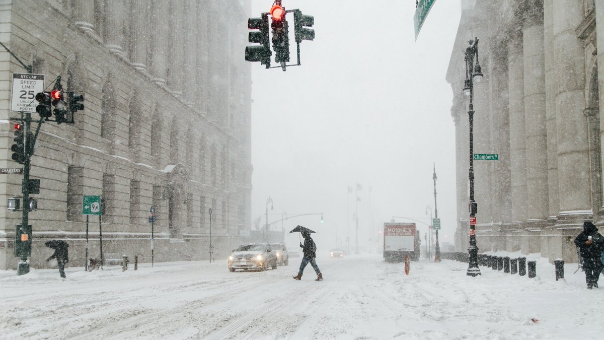 rtenews's tweet photo. US winter storm causes travel chaos at New York airport https://t.co/titD25bVf8 https://t.co/xvgEQMgm6v