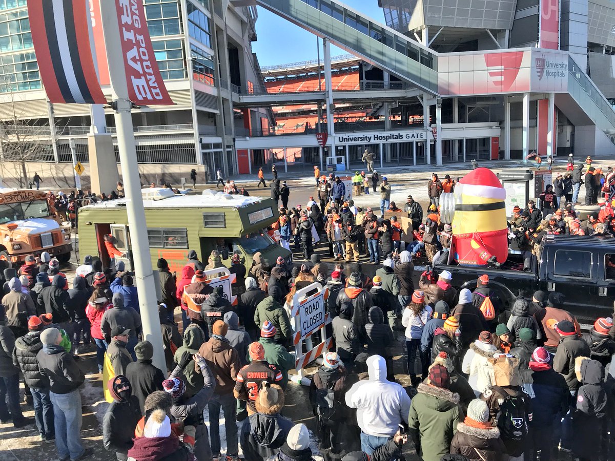 wkyc's tweet image. 2,500-3,200 Cleveland Browns fans estimated for 'Perfect Season Parade' on.wkyc.com/2CNrIf2