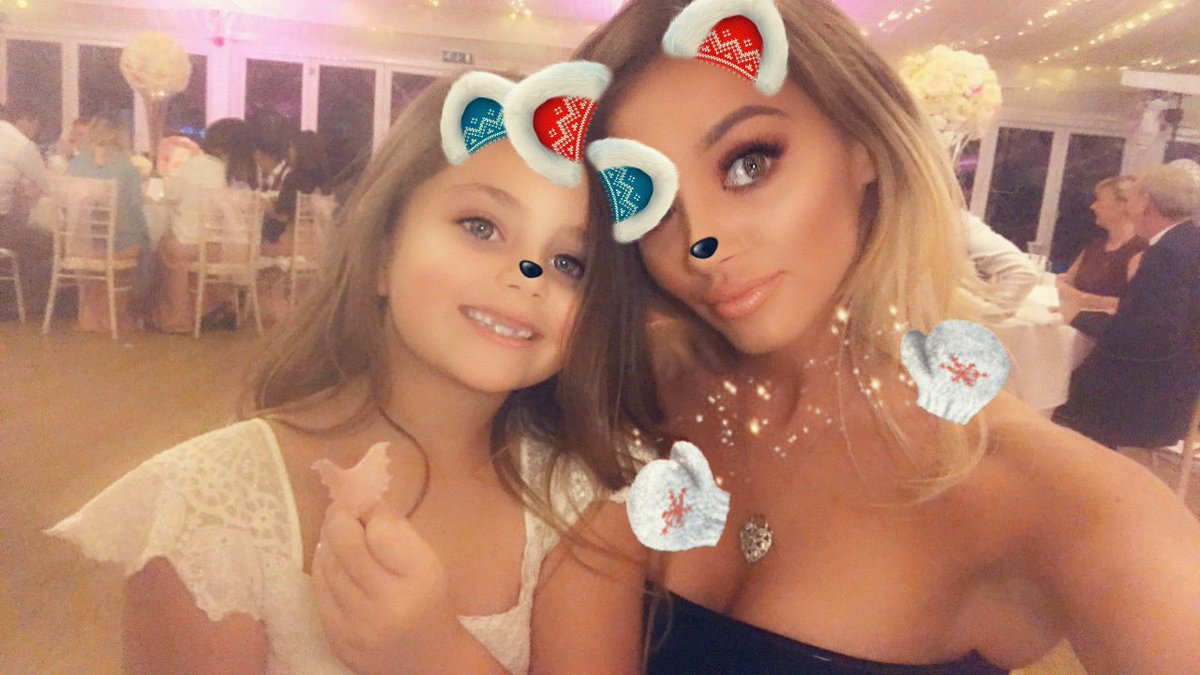 ChristinaLR_'s tweet photo. With my favourite flower girl🌸🌸 #PridmoreWedding https://t.co/66YL2YVn24
