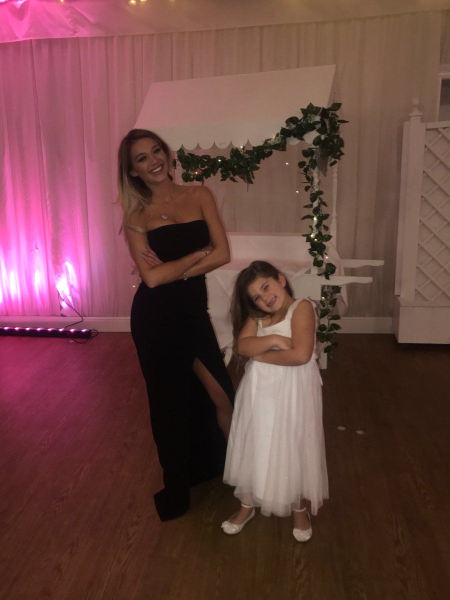 ChristinaLR_'s tweet photo. With my favourite flower girl🌸🌸 #PridmoreWedding https://t.co/66YL2YVn24