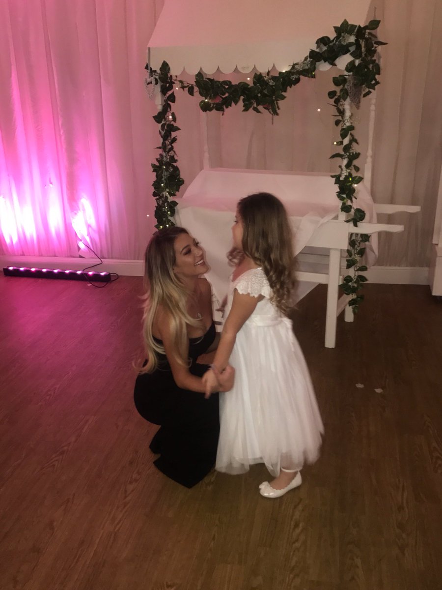 ChristinaLR_'s tweet photo. With my favourite flower girl🌸🌸 #PridmoreWedding https://t.co/66YL2YVn24