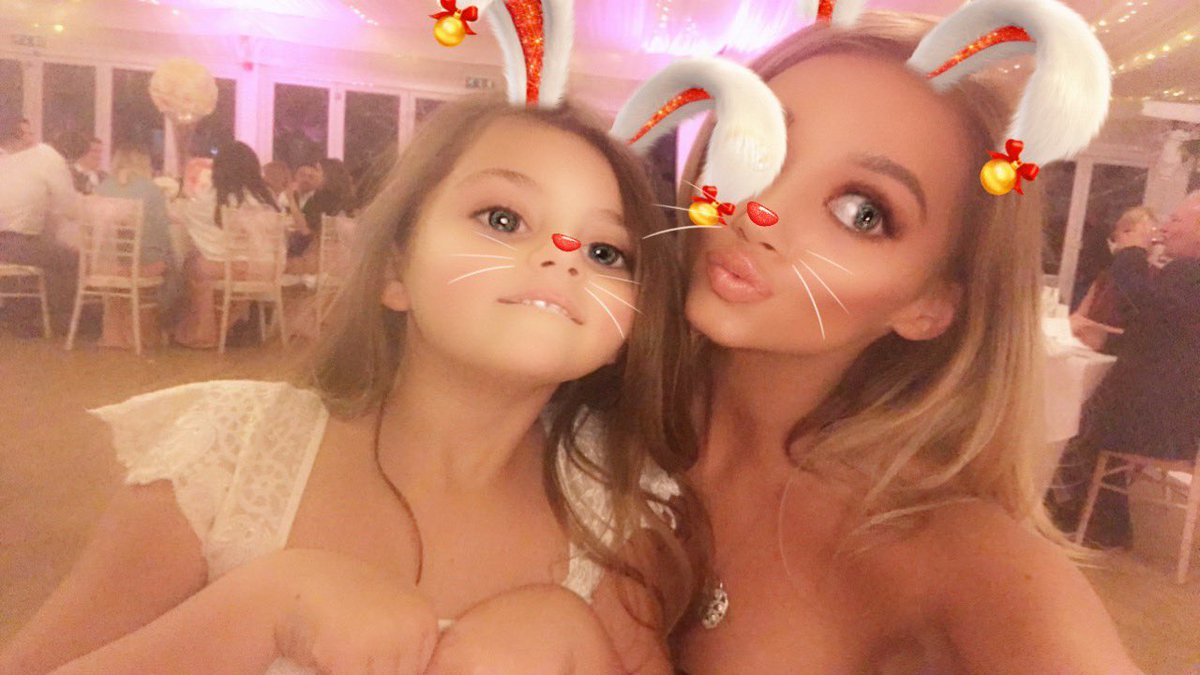 ChristinaLR_'s tweet photo. With my favourite flower girl🌸🌸 #PridmoreWedding https://t.co/66YL2YVn24