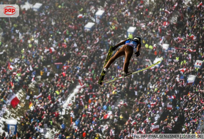 PAPinformacje's tweet photo. Kamil Stoch zwyciężył w Turnieju Czterech Skoczni. Jako drugi w historii wygrał wszystkie konkursy w jednej edycji. https://t.co/p8IOI9kSxI