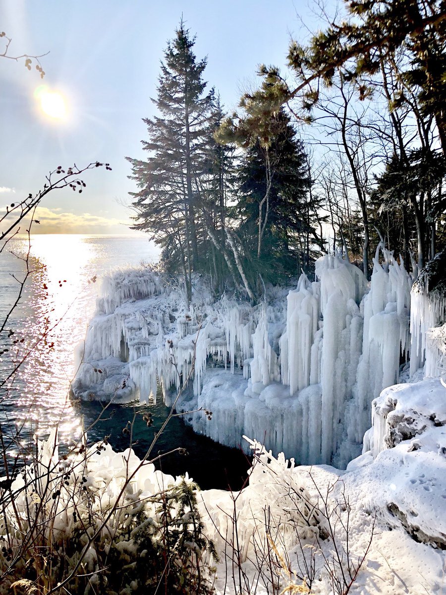 EverythinginMN's tweet photo. Icicle splashes seen during -41 degree temperatures on Lake Superior in Grand Marais. Photo by Betsy Peterson. https://t.co/roZAKQBjCG
