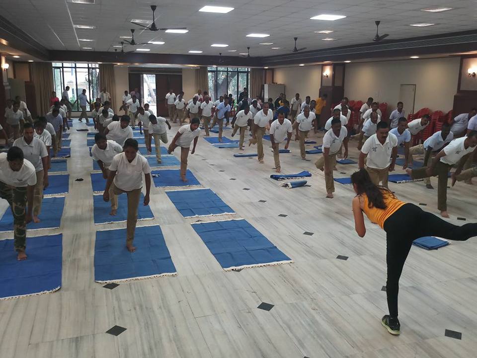 KavitasYobics's tweet photo. BEST POLICE OF #INDIA #MUMBAIPOLICE DOING #KAVITASYOBICS #WORKOUT BY #KAVITANALWA #FIT #FITNESS #BODY #HEALTH #FOOD #NUTRITION #GYM #YOGA #DANCE #ZUMBA #NEWS #ACTORS #ACTING #FILMS https://t.co/2o6L5g2InQ