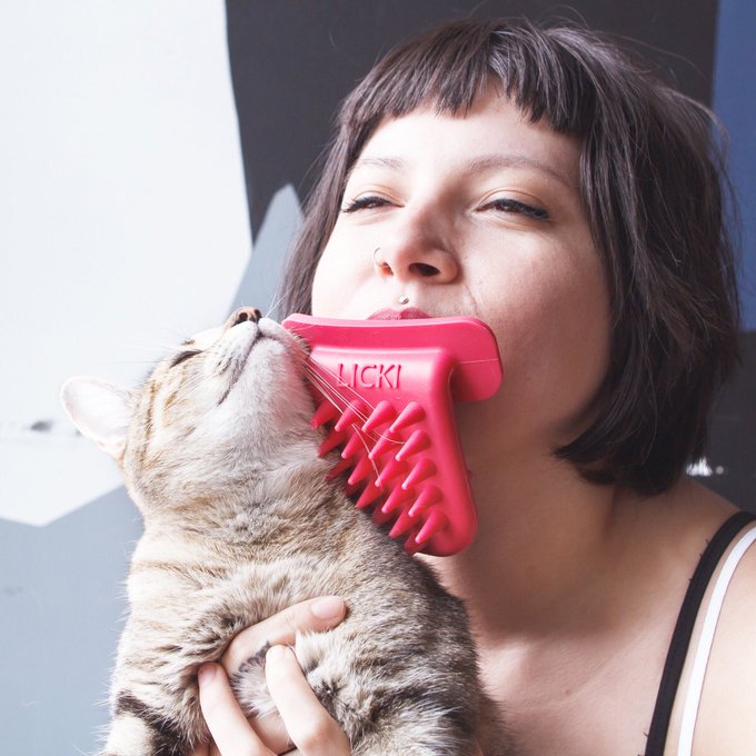 Bit later but here&rsquo;s my #Caturday Please tell me someone on here bought this!! #Cats #Brush #Tongue https://t<a href="/tag/caturday"class="tags">#Caturday</a><a href="/tag/cats"class="tags"><span>#cats</span></a><a href="/tag/tongue"class="tags"><span>#tongue</span></a><a href="/tag/brush"class="tags"><span>#brush</span></a>