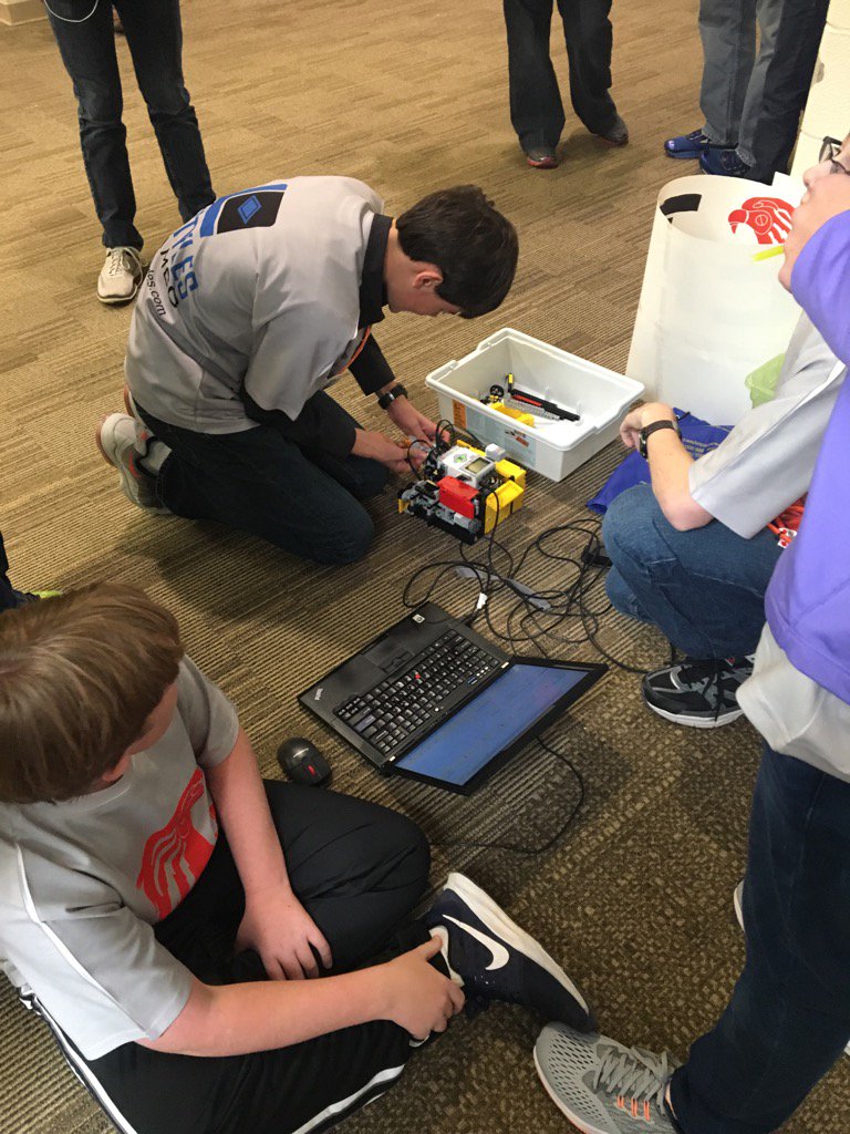 LexingtonMiddle's tweet image. Fixing the bug &amp;amp; going back 4 the win! Cat Coders problem-solve thru adversity #scrobotics @LexingtonMiddle