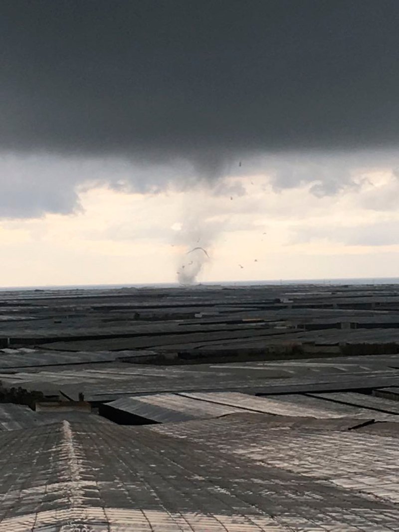 jaarcossanchez's tweet photo. Se acaba el #DiaDeReyes más triste que ha sufrido el campo almeriense. Imágenes del #tornado que hoy ha arrasado 150 hectáreas de #invernaderos en El Ejido https://t.co/YsWtoN90Tj #Almeria #ElEjido #agricultores #6deenero https://t.co/t2LtTOxMRR
