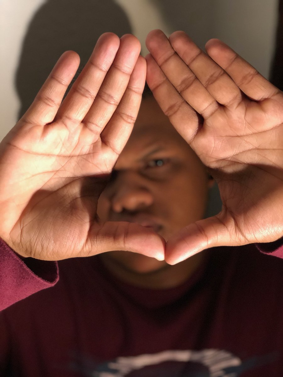 RenzzoOfficial's tweet photo. Love,Persistence and Vision 🗝👁 #newsinglecomingsoon sólo faltan 4 días para anunciar la fecha del lanzamiento de #porquemellamas @jameslanceee esta en lo de el yo estoy en lo mío esto es #IVRECORDS💿 #FLF🕊#faithlafamilia🕊 #trapkingz #losdueñosdelamovie 🔥 https://t.co/gmg20sG2gC