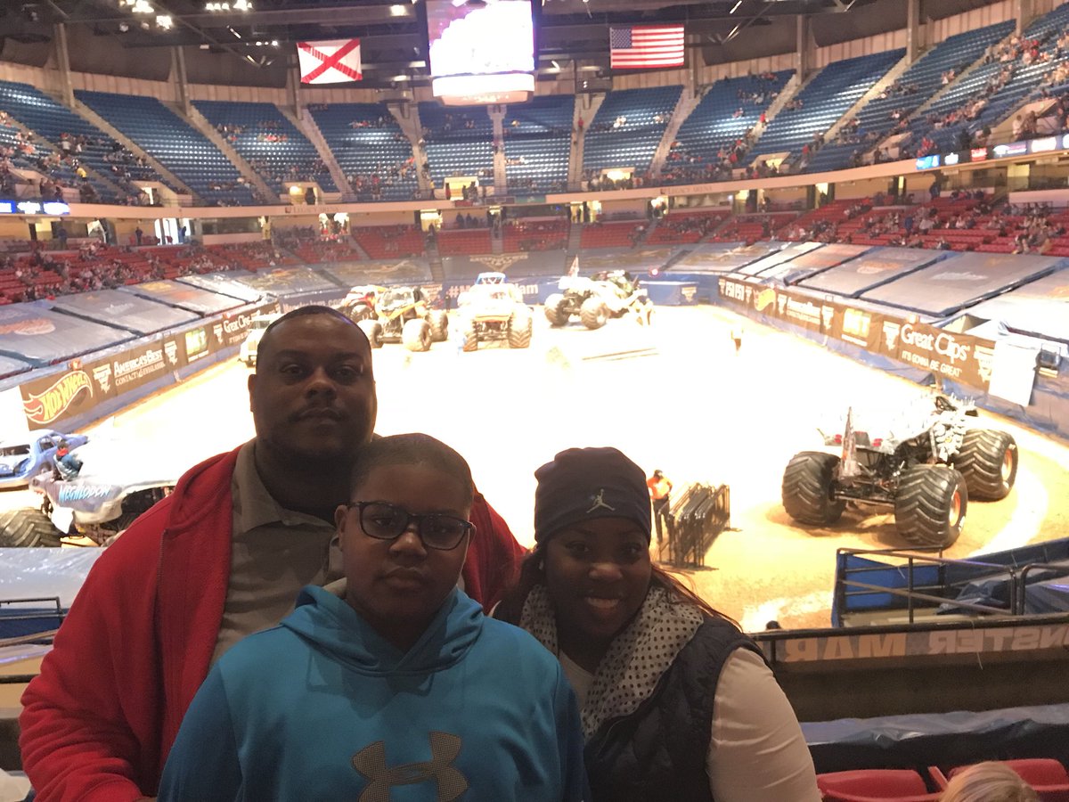 coachjackson2k2's tweet photo. About to field the thunder #MonsterJam #GraveDigger https://t.co/2wPLM1nGKw