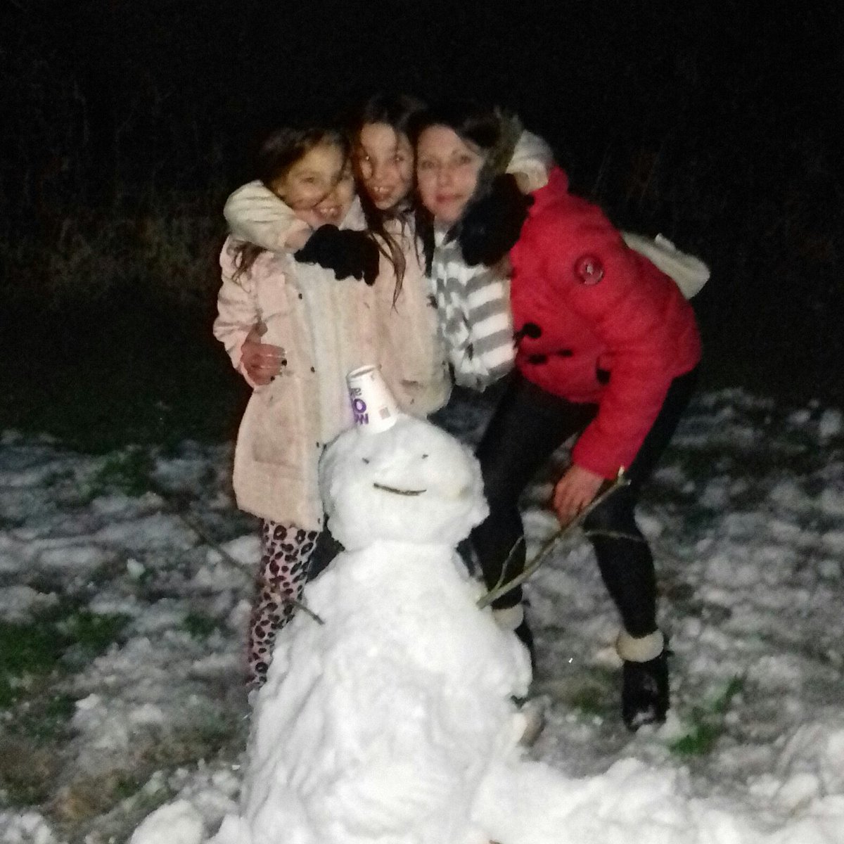 Michell97266527's tweet photo. #daughter #snowman #familyfun ❤ https://t.co/jS2Z9HEMCA