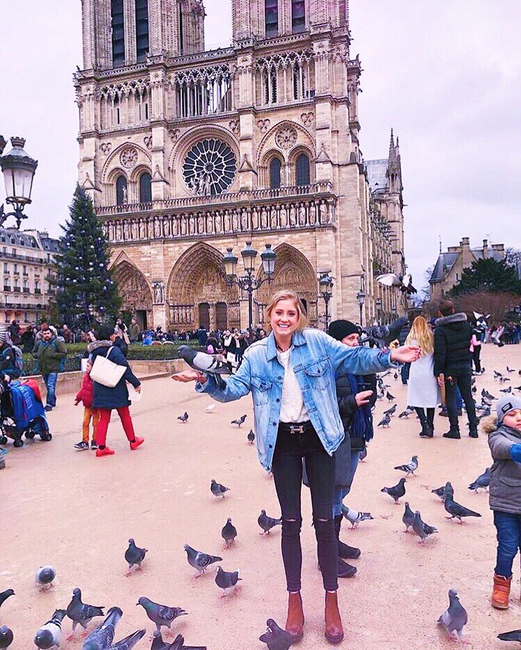 We love seeing our girls travel during this winter break! 📍Paris, France 🇫🇷