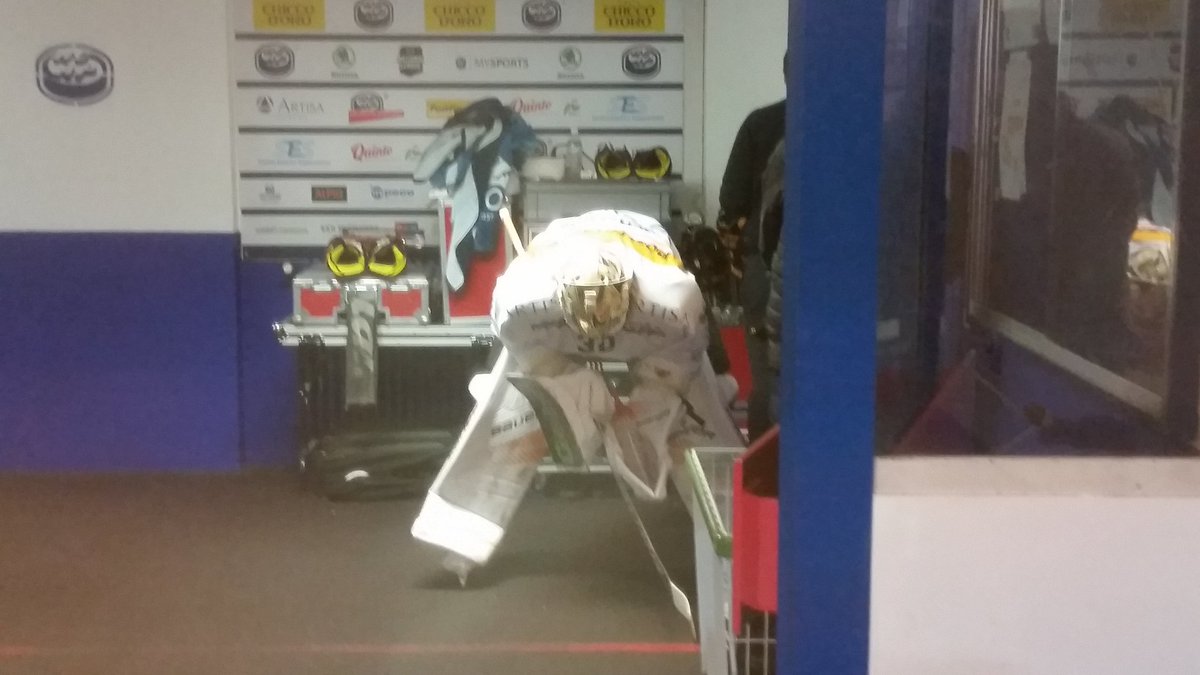 IlSala1972's tweet photo. Attimi prima dell'inizio #DerbyDay #goalie @Merzly30 @OfficialHCL @HCAP1937 #Valascia @Teleticino @FuorigiocoTV #HCAPHCL https://t.co/Y4LEeZoJAZ
