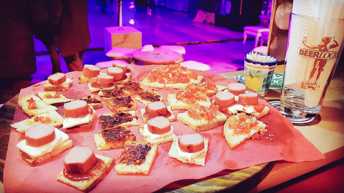 beerlocri's tweet photo. #aperitivo aspettando #Bennato
#BeerLocri #craftbeer #hotdog #aperitif #Locrionice #EugenioBennato #epifania #6gennaio https://t.co/taDBFDoWyA