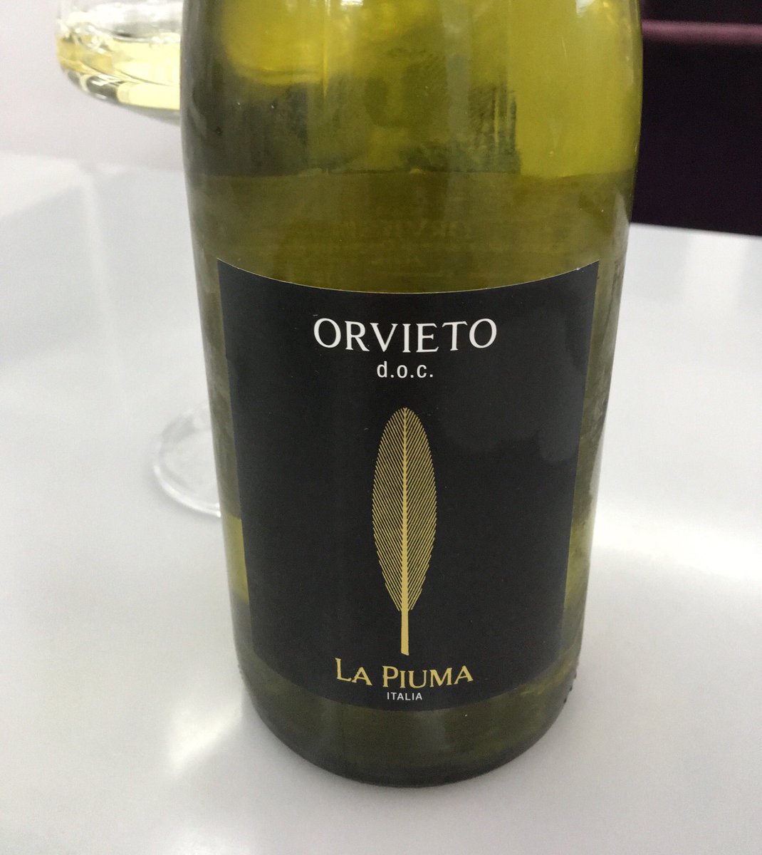 mitchellyoung19's tweet photo. Great value Orvieto La Piuma @waitrosewine #SaturdaySipper Cristal colour, apple nose, peachy palate Very drinkable @MacCocktail @muladhara @SolicitingFlava @pietrosd https://t.co/zb8trsOpvF