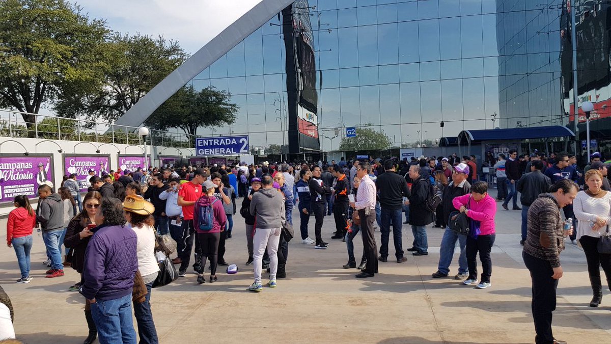 ABCNoticiasMX's tweet photo. #AlMomentoABC Niegan el acceso a personas con boleto en mano al evento de Jaime Rodríguez Calderón debido a que la Arena Monterrey está llena. https://t.co/ZKAJShEMOL