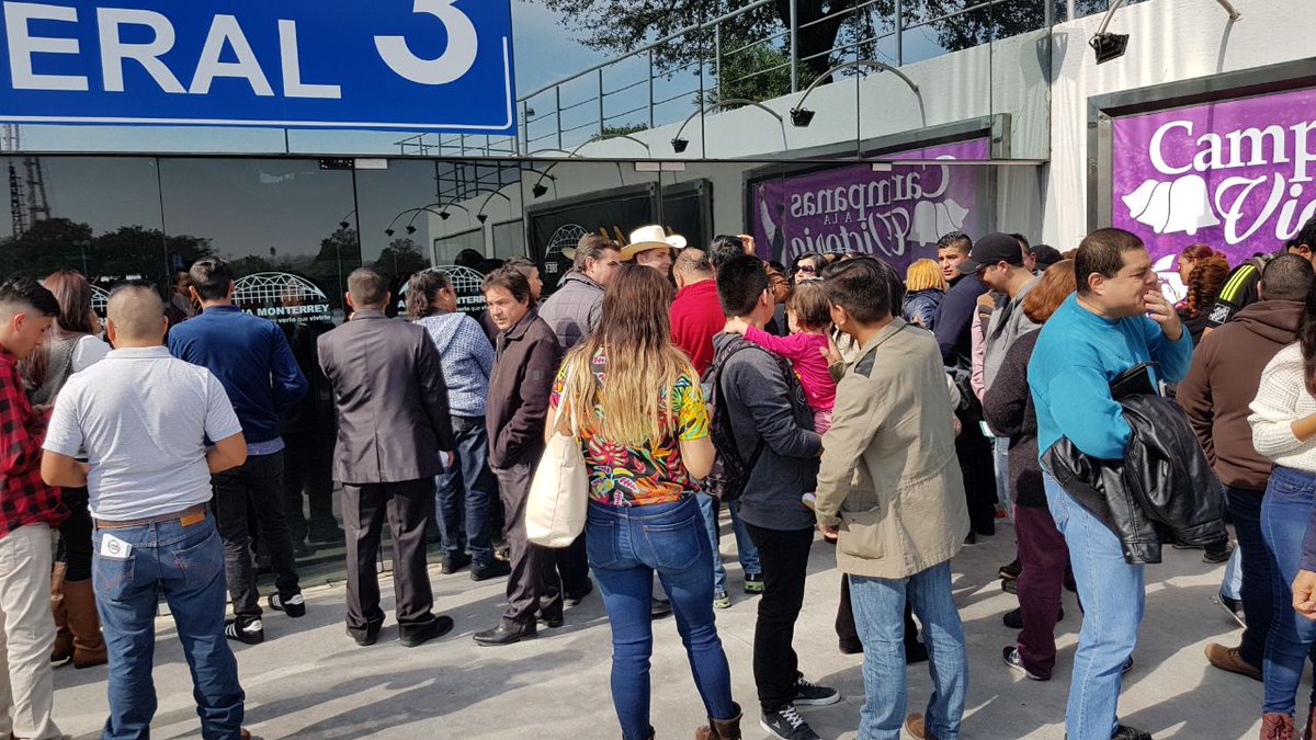 ABCNoticiasMX's tweet photo. #AlMomentoABC Niegan el acceso a personas con boleto en mano al evento de Jaime Rodríguez Calderón debido a que la Arena Monterrey está llena. https://t.co/ZKAJShEMOL