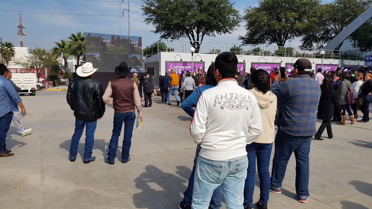 ABCNoticiasMX's tweet photo. #AlMomentoABC Niegan el acceso a personas con boleto en mano al evento de Jaime Rodríguez Calderón debido a que la Arena Monterrey está llena. https://t.co/ZKAJShEMOL