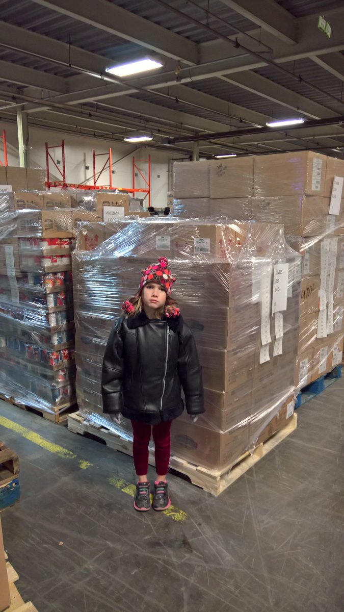 marika_diamond's tweet photo. #volunteering @Gleaners  #givingback #stampouthunger #kidshelpingkids #teachingmykidstovolunteer #saturdayofservice https://t.co/e6EpbPhduz