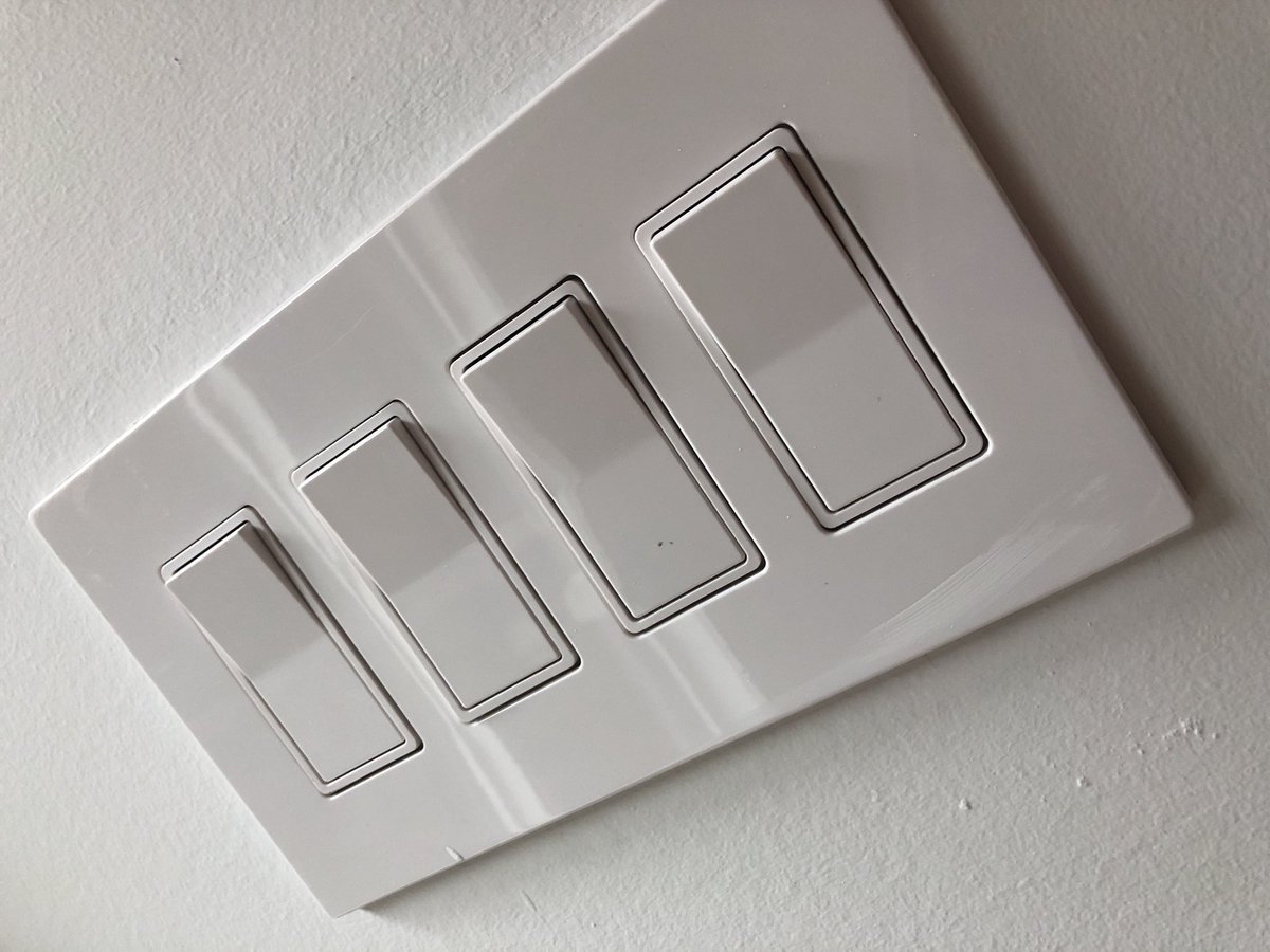 sidrasubzwari's tweet photo. There is something so satisfying about  sliding my hands across and turning the lights off in one go. #RealEstate #IGotTheLights #NoControl4 🤔 https://t.co/1d0V39qtjx