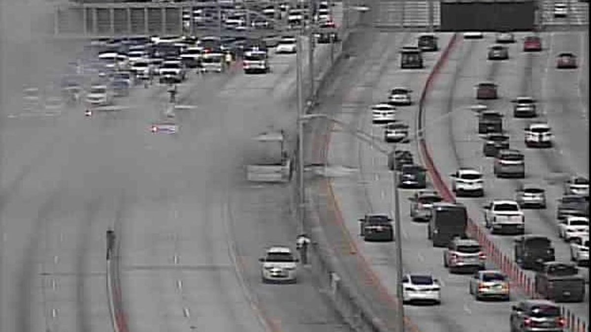 Bus catches on fire on Interstate 95 in Miami  bit.ly/2COlf3a?utm_so… https://t.co/n9TjsBzEfh