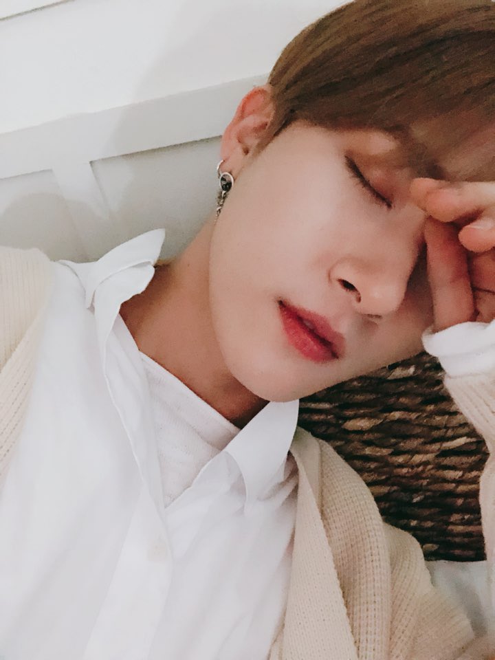 ImChangkyunBr's tweet photo. @OfficialMonstaX 📝🐺[06.01.17 | #Trans]#아이엠 #창균 

[#IM] Eu cheguei #HoraDeDormir #SonhemComigo

Eng: MonstaXEurope ● PtBr: ImChangkyunBr (Mahh) https://t.co/0NozlnrXAa