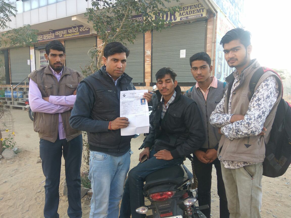 Raj_NavMatdata's tweet photo. भाजपा के कार्यकर्ता नवमतदाता पंजीकरण अभियान को गति दे रहे हैं।प्रत्येक जिले में कैम्प लगा कर नवमतदाताओं के पंजीकरण किए जा रहे हैं।युवा शक्ति को लोकतंत्र में भागीदारी देने का यह महाअभियान है।आओ "नवमतदाता पंजीकरण अभियान" से जुड़ें । @VasundharaBJP @chshekharbjp @AshokParnamiBJP https://t.co/WPGrW7KHdB