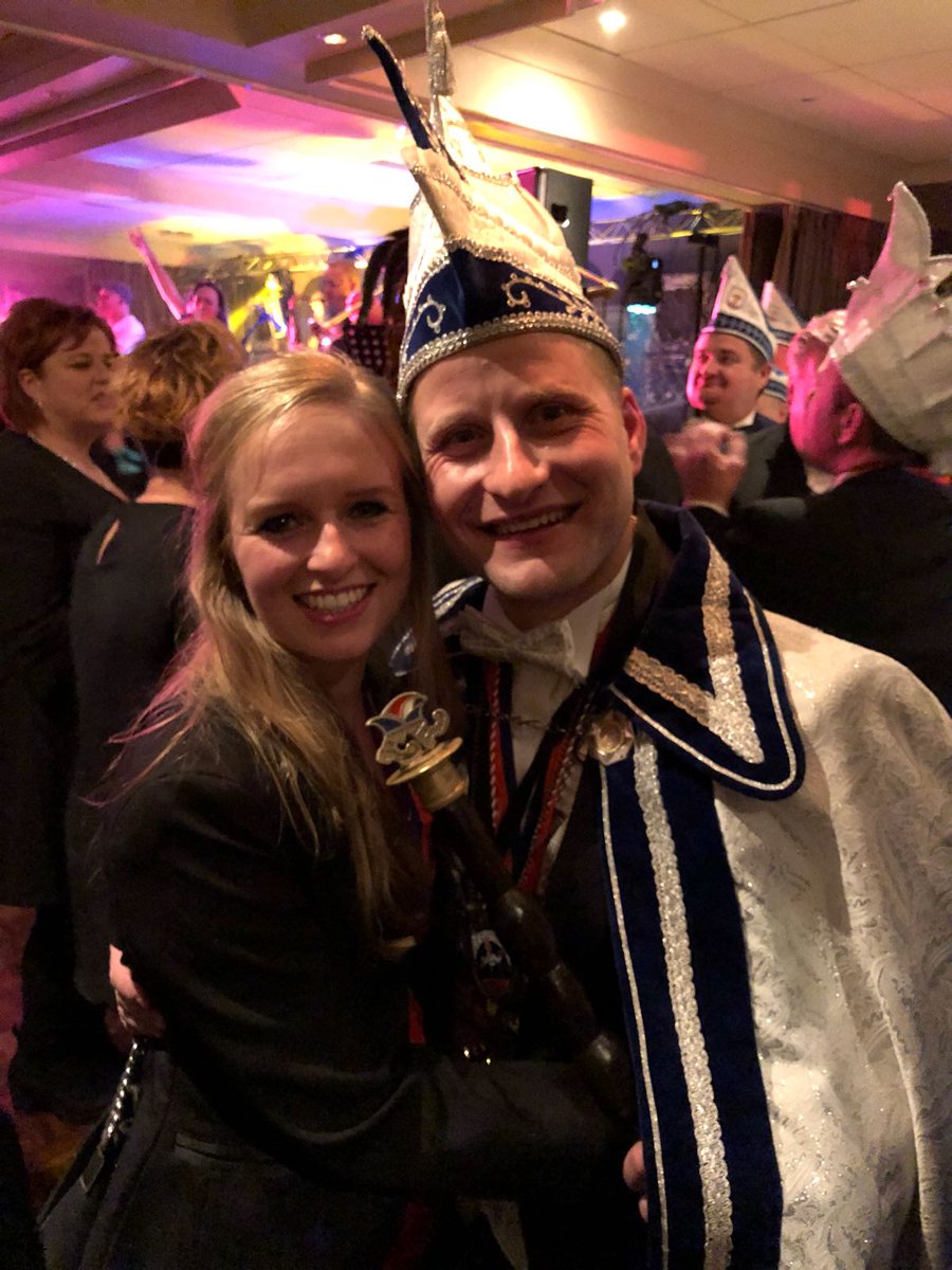 Spekzullekes's tweet photo. ONZE PRINS IS BEKEND! Prins Pim d’n Uurste is de prins van CV De Spekzullekes 2018!! Op naar een mooi carnavalsjaar 🎉 #Carnaval2018 #mooi #fisje #nie #feest #spekzullekes #vissers #prinscarnaval #bekendmaking https://t.co/27uifXC5mX