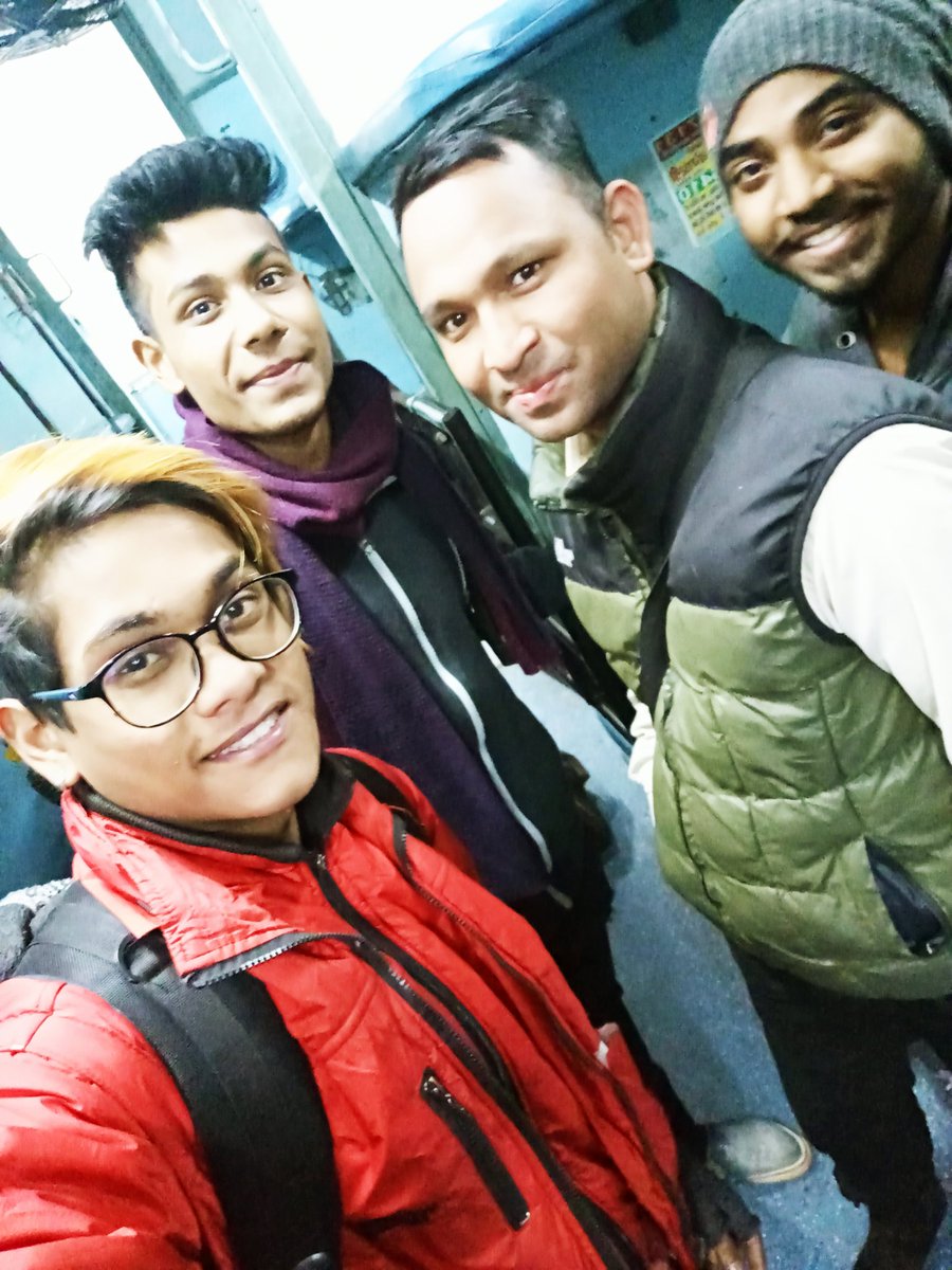 AmanVerma1701's tweet photo. #Finally in #Nautanwa #STATION😍 
Meet this #Army #Men 💕
#waiting For #morning 🌄 https://t.co/UPeZBnLm3X