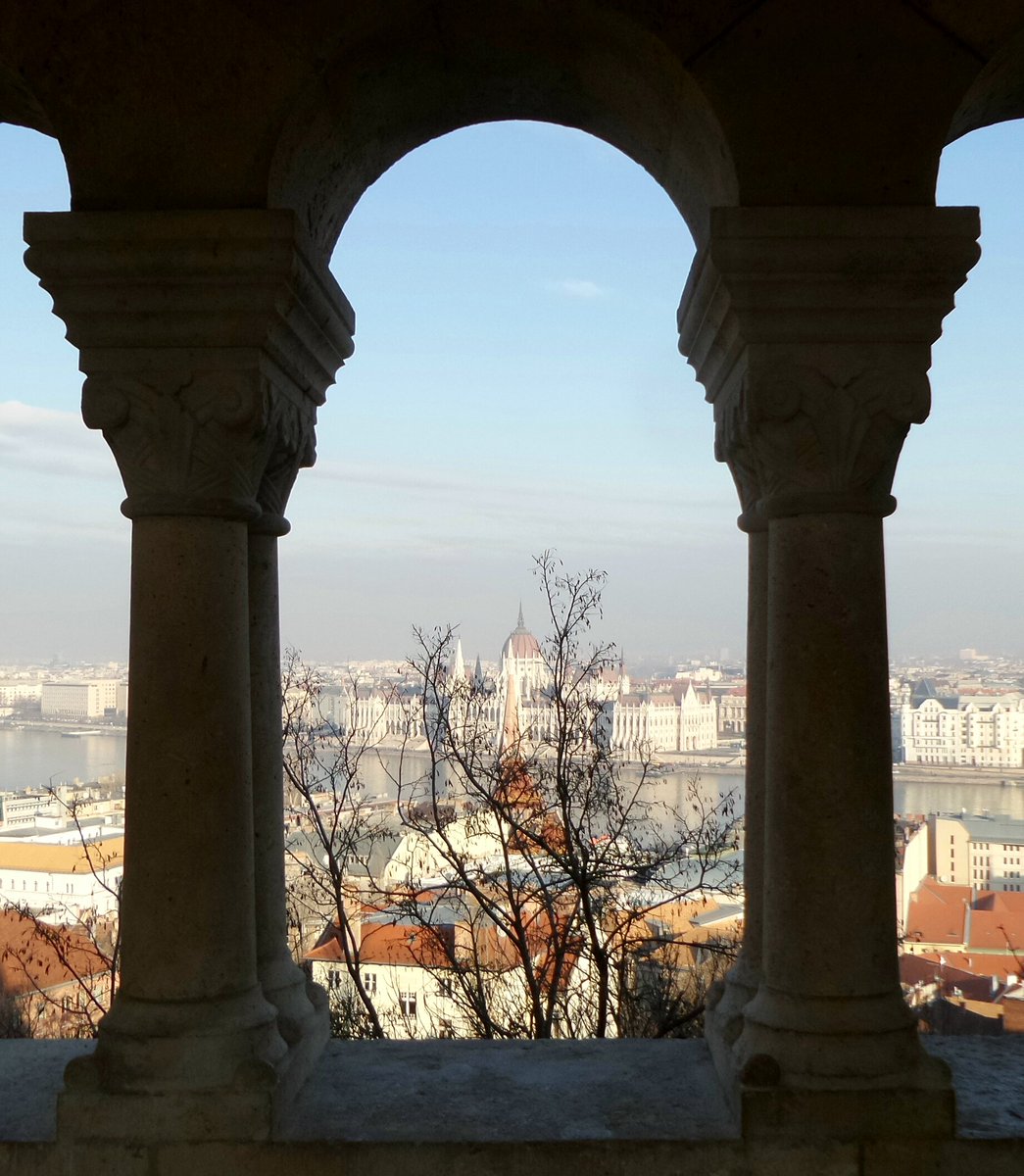Suggestiva meta per un week end: #Budapest. Questa la vista dell'imponente edificio del Parlamento visto dai bastioni dei pescatori