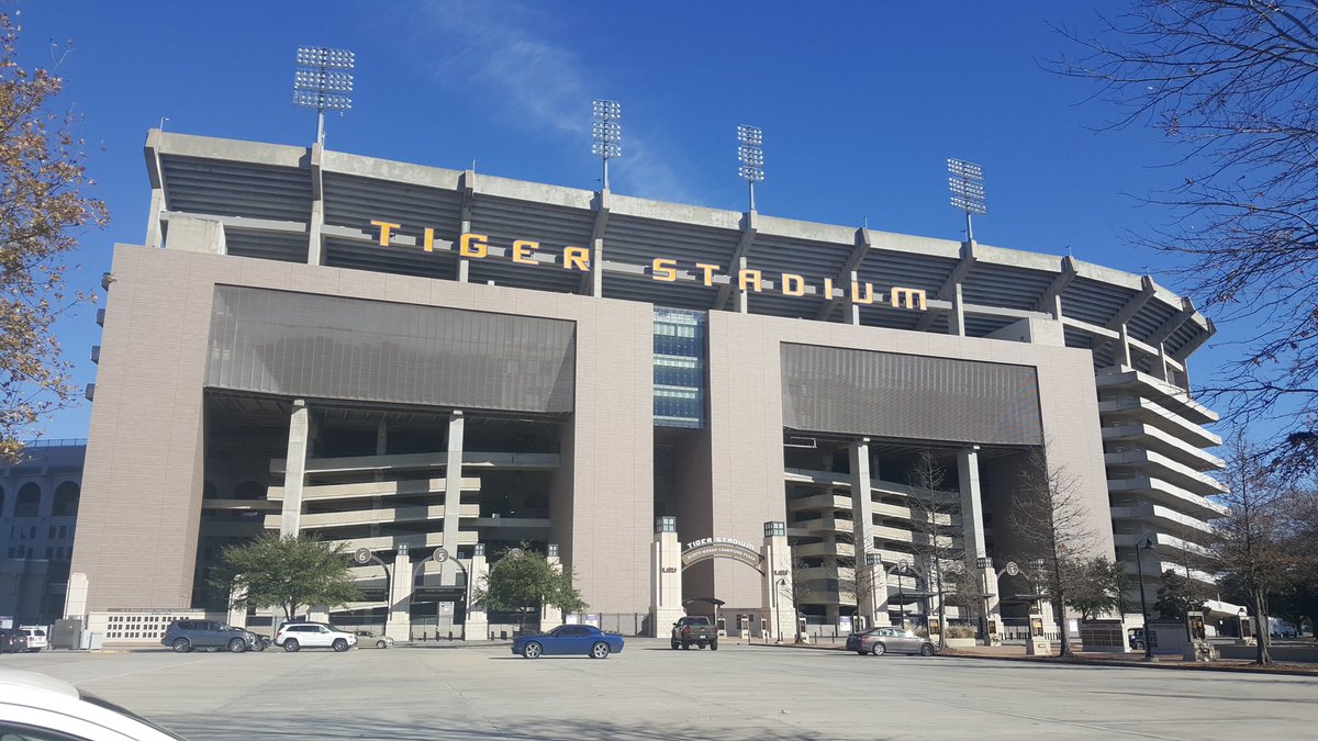 iamDursty's tweet photo. What a giant ass stadium https://t.co/QBQFJ1Qt7d