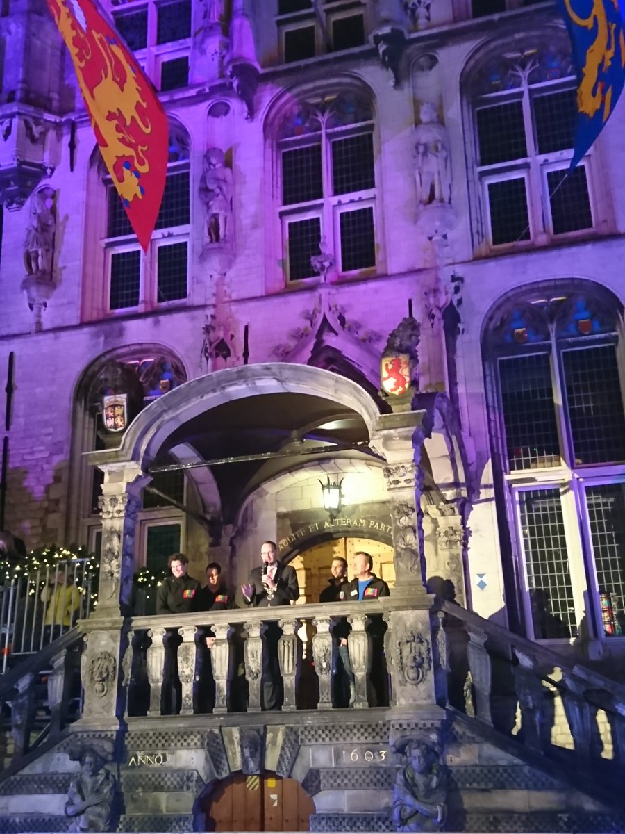 Maxim2291's tweet photo. Burgemeester @MiloSchoenmaker opent vanaf het bordes van het Stadhuis het Roze Jaar Gouda. #RZ2018 https://t.co/LpE79EXCxq
