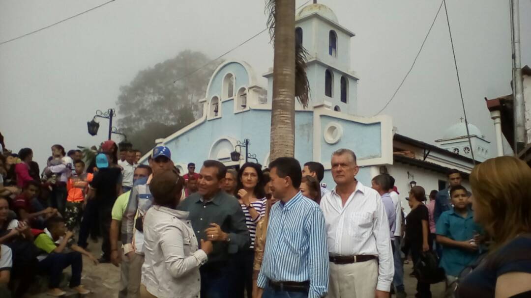#EnDesarrollo #06ENE El gobernador <a href="/RamonGuevaraMRD/">Ramón Guevara</a> en un acto de renovación de fe, visita el santuario del #SantoNiñoDeLaCuchilla en Zea e implora a la Virgen de Las Mercedes, patrona de esa localidad para que ilumine y fortalezca el espíritu de los zedeños y los venezolanos.