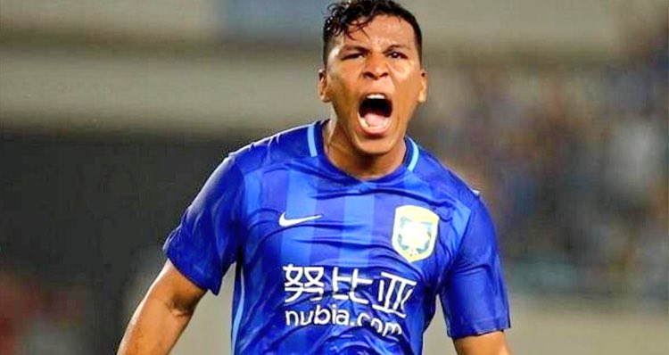 AsTvColombia's tweet photo. ¡Súbete a mi submarino! 🚤⚽️💥

El delantero colombiano Roger Martínez se convierte en nuevo refuerzo del @VillarrealCF 

#ElAlargue https://t.co/4YzpuW4V8c