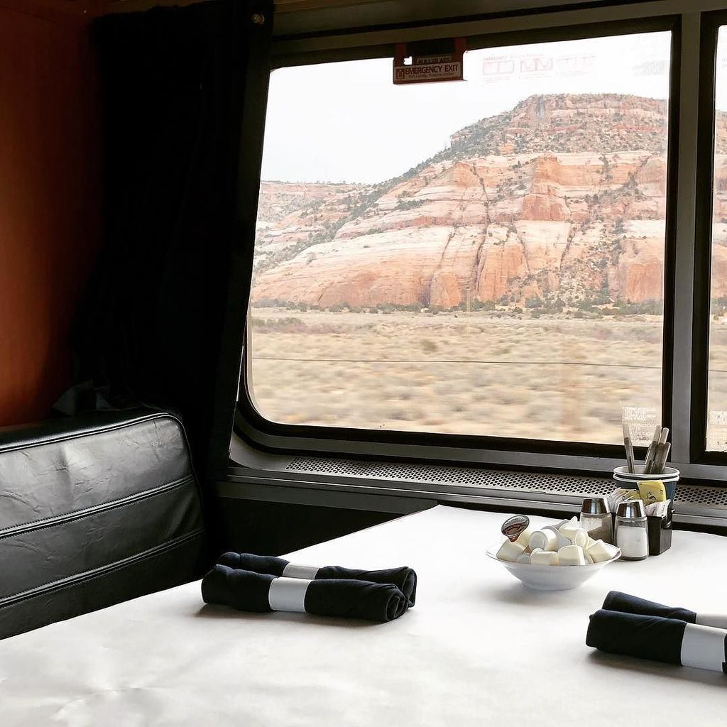 TheForwardCabin's tweet photo. Dining with a view, just approaching the New Mexican border on the @amtrak Southwest Chief! #amtrak #diningcar #desert #southwestchief #train #instatrain #traintravel #ridetherails #americabytrain https://t.co/DD6xCTkBFZ https://t.co/PcP5TFHFGe